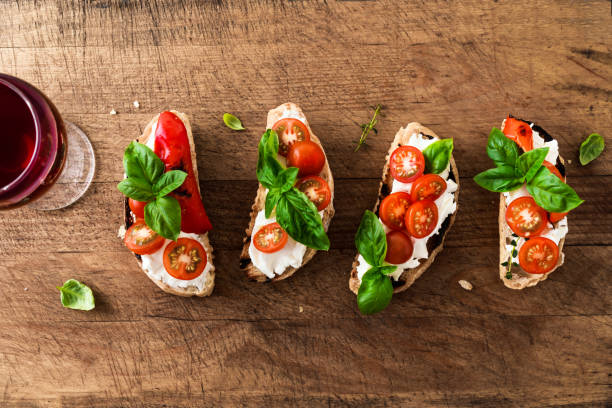 bruschetta toasts und wein - caprese salad antipasto wine mozzarella stock-fotos und bilder