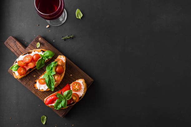 bruschetta toasts und wein - caprese salad antipasto wine mozzarella stock-fotos und bilder