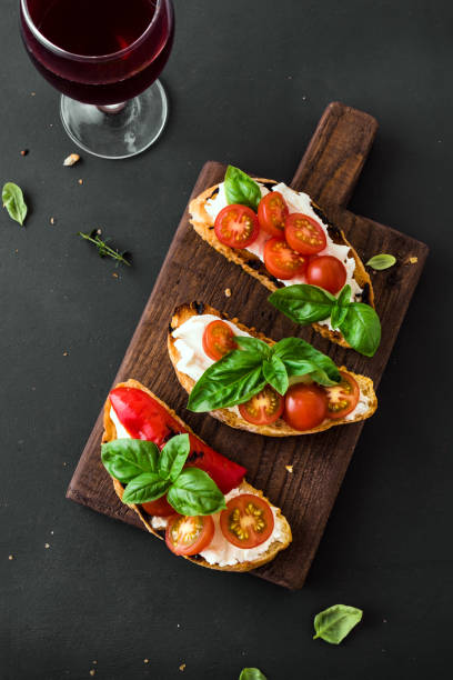 bruschetta toasts und wein - caprese salad antipasto wine mozzarella stock-fotos und bilder