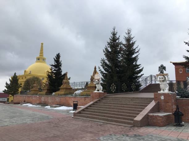 ulan-ude em outubro na rússia. - siberia russia russian orthodox orthodox church - fotografias e filmes do acervo