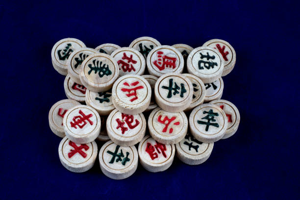 pièces d’échecs chinoises sur un fond bleu - chinese chess leisure games chinese culture traditional culture photos et images de collection