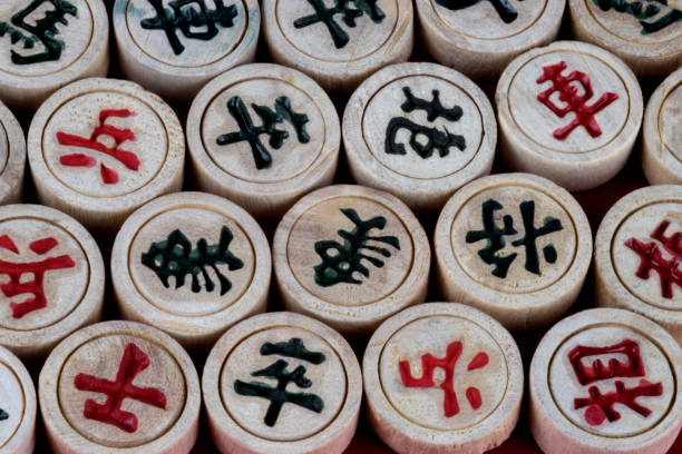 black and red chinese chess pieces closeup view - chinese chess leisure games chinese culture traditional culture photos et images de collection