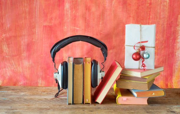 audiolibros como regalo de navidad, x-mas presente, lectura, literatura, educación - retro christmas audio fotografías e imágenes de stock