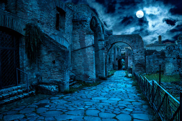 foro romano di notte, roma, italia. misteriosa vista raccapricciante della strada antica in piena luna. - roman city foto e immagini stock
