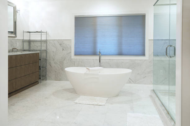 wanna i prysznic w luksusowym domu - bathroom home addition bathtub blinds zdjęcia i obrazy z banku zdjęć