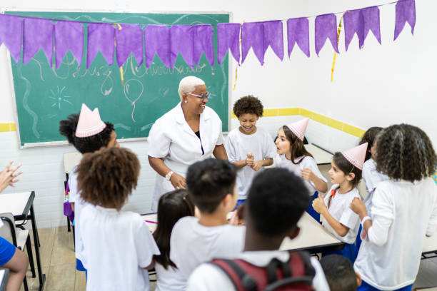 Elementary school class celebrating a birthday at school Elementary school class celebrating a birthday Happy Teachers Day stock pictures, royalty-free photos & images