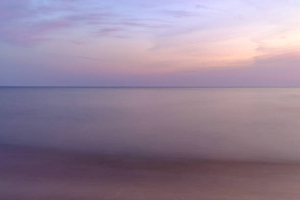 очень спокойный и спокойный восход солнца на балтийском море утром - romantic sky eternity cloud summer сток�овые фото и изображения