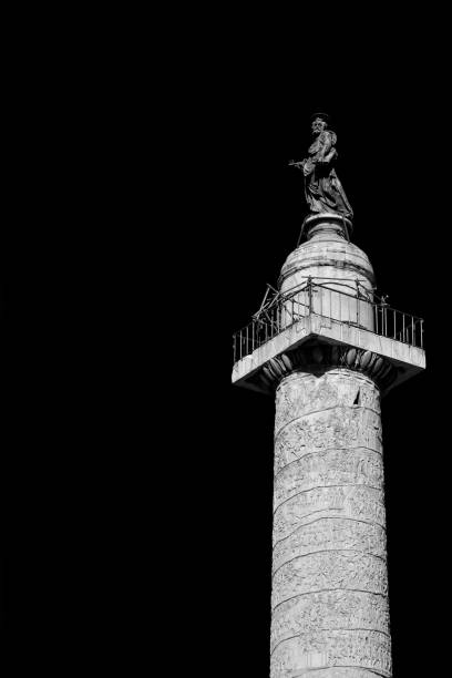 trajanssäule in rom (schwarz-weiß mit kopierraum) - travel tourist roman forum rome stock-fotos und bilder