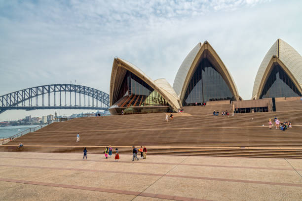 sydney opera house e ponte portuária - sydney australia sydney opera house australia sydney harbor - fotografias e filmes do acervo