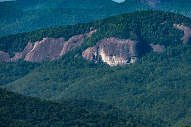 アパラチア山のブルーリッジパークウェイに沿って見たガラスの岩 - looking glass rock ストックフォトと画像