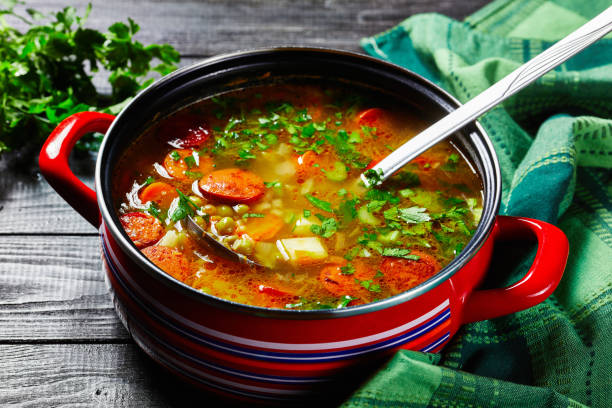 sopa de guisantes con salchicha bavariana, perejil, zanahoria cubierta con perejil y cebolla verde - yellow split pea soup fotografías e imágenes de stock