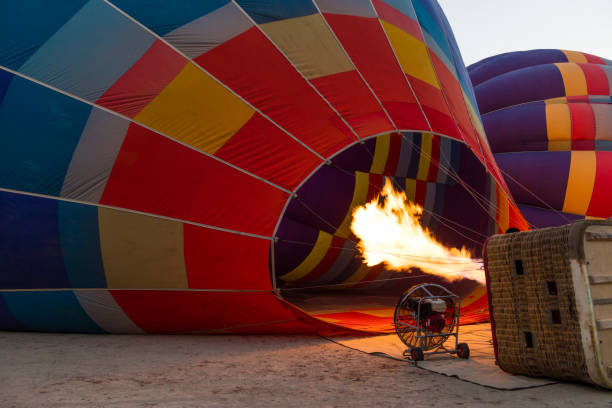 préparation de montgolfières pour survoler la cappadoce - inflating balloon blowing air photos et images de collection