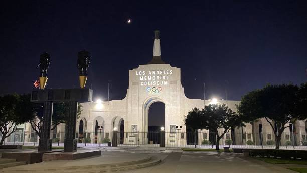 los angeles memorial coliseum no parque de exposições à noite - sports venue - fotografias e filmes do acervo