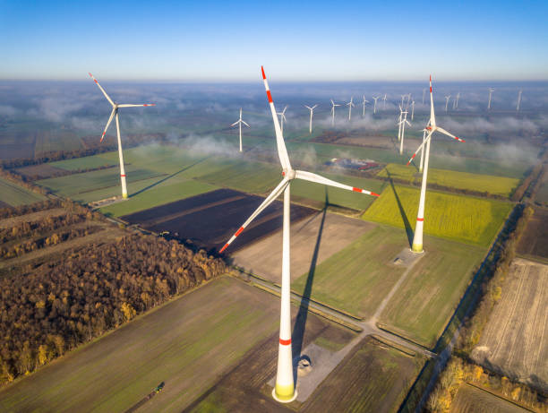 vista aérea das turbinas eólicas - landscape alternative energy scenics farm - fotografias e filmes do acervo