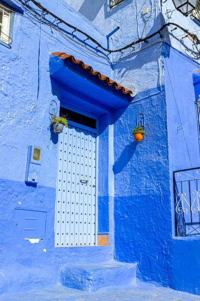 porte marocaine de cyan décorée rivets métalliques à la médina de la ville bleue. célèbre ville de chefchaouen, maroc. architecture traditionnelle de la maison résidentielle en afrique du nord - river north photos et images de collection