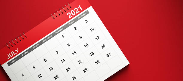 raccoglitore anello rosso 2021 calendario di luglio su sfondo rosso - ring binder foto e immagini stock