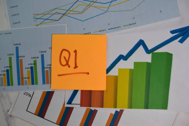 q1 - 第1四半期は、officeデスクで分離された付箋に書き込みます。株式市場の概念 - q1 ストックフォトと画像