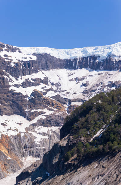 wulkan tronador. turystyczna miejscowość argentyńskiej patagonii. obiekt san carlos de bariloche położony jest na terenie parku narodowego nahuel huapi w argentynie. - bariloche patagonia argentina lake zdjęcia i obrazy z banku zdjęć