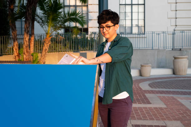 jeune femme postant son bulletin de vote à l’urne officielle de pasadean - marking voting ballot election presidential election photos et images de collection