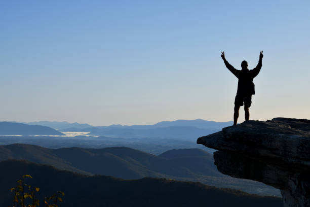 homem de pé na borda de braços abertos ao nascer do sol - appalachian trail virginia - fotografias e filmes do acervo