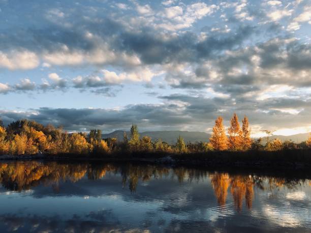 mattina d'autunno sul fiume boise - boise river foto e immagini stock
