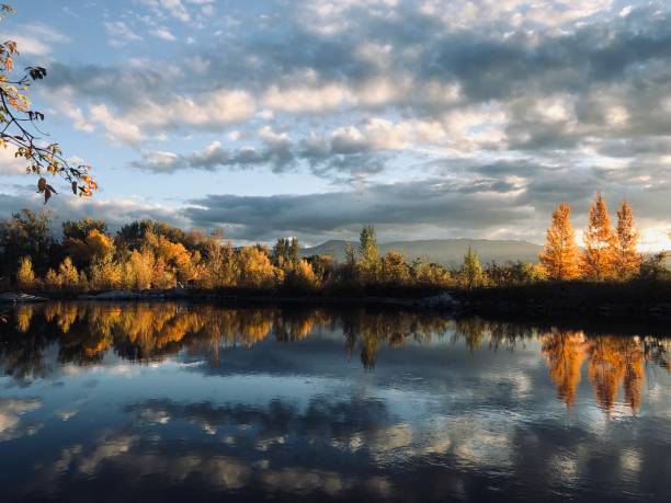istock Autumn Morning on the Boise River 1280985106