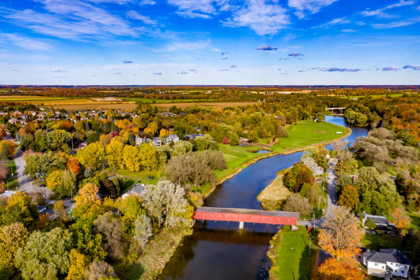 Aerial West Montrose Covered Bridge (Kissing Bridge) y Grand River cerca de Kitchener, Waterloo Regional, Canadá - foto de stock