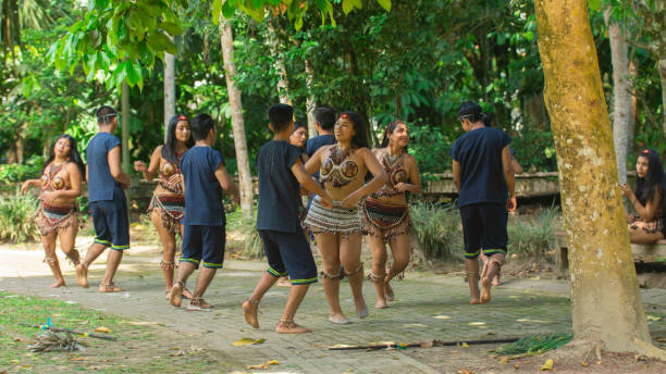 grupo de jovens dançando com trajes típicos dos grupos étnicos da amazônia equatoriana em um parque - tena - fotografias e filmes do acervo
