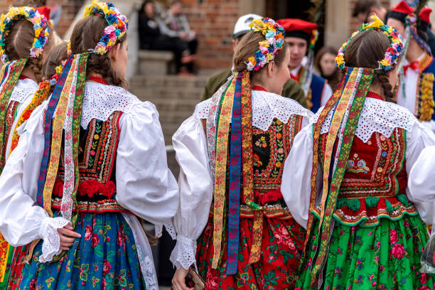 クラクフメインマーケット広場でパレードに伝統的なポーランドの民族衣装。 - krakow people poland church ストックフォトと画像