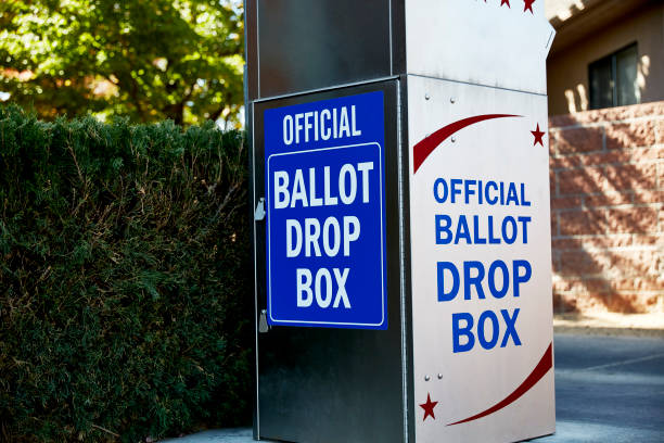 abstimmung stimmzettel drop off box - wahlurne stock-fotos und bilder