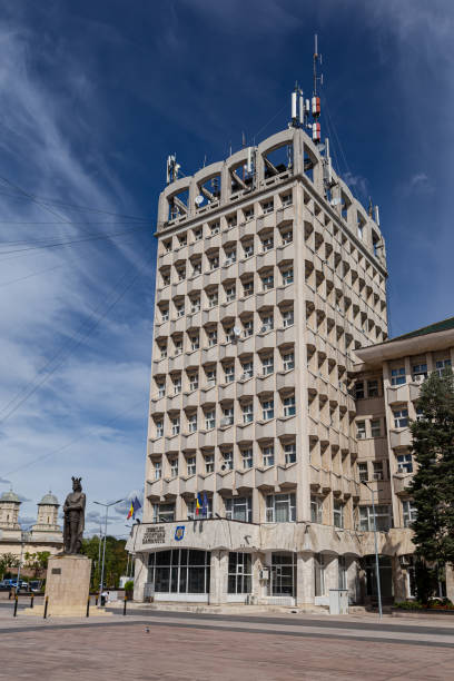 prédio do conselho do condado de dambovita em targoviste, romênia. - tirgoviste - fotografias e filmes do acervo