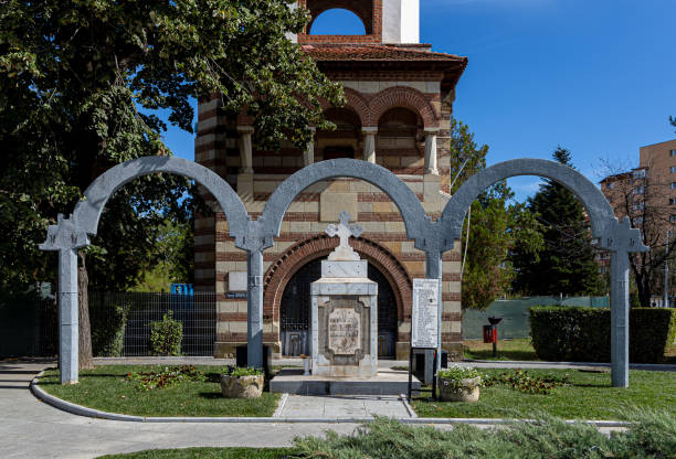 루마니아 타르고비스테의 메트로폴리탄 교회에서 영웅들의 기념비. - tirgoviste 뉴스 사진 이미지