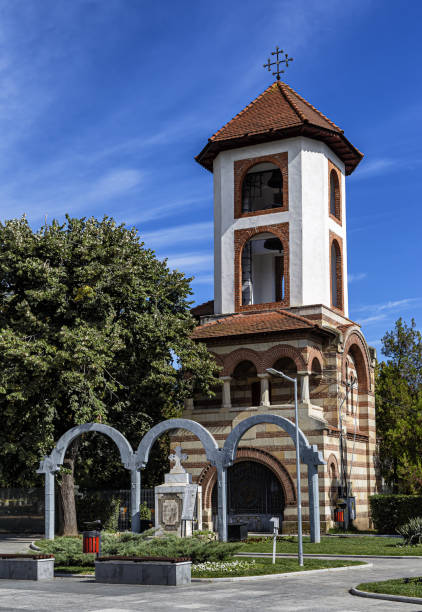 башня и памятник героям в церкви митрополита в тарговесте, румыния. - tirgoviste стоковые фото и изображения