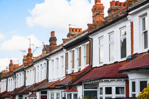 Traditional English terraced houses featuring roughcast, pebbledash exterior in Crouch End, London Row of traditional English terraced houses featuring roughcast pebbledash exterior in Crouch End, north London window chimney london england residential district stock pictures, royalty-free photos & images