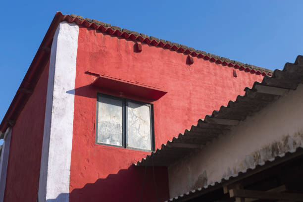 red painted small indian house - vibrant color new traditional culture saturated color imagens e fotografias de stock