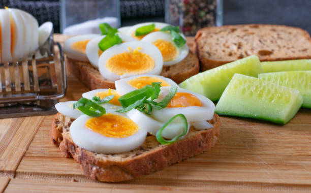 삶은 달걀샌드위치 - sandwich breakfast boiled egg close up 뉴스 사진 이미지