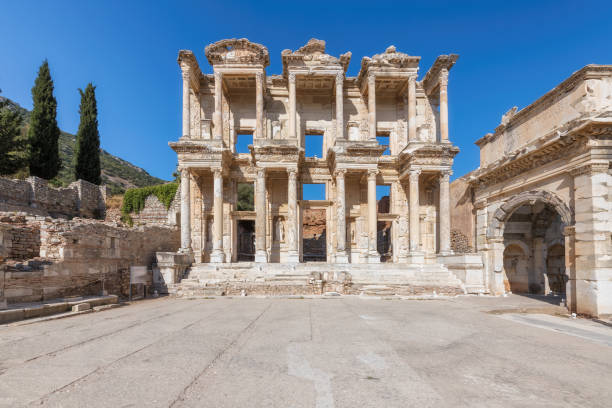 руины библиотеки по цельсию в древнем городе эфес, турция - celsius library стоковые фото и изображения