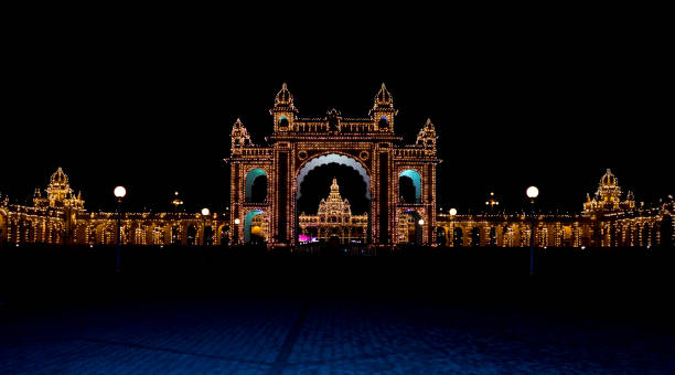 una hermosa vista nocturna del palacio real de ambavilas visto iluminado para el festival dasara en mysuru en karnataka. - mysore fotografías e imágenes de stock