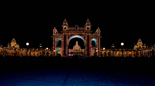 una bella vista serale del palazzo reale di ambavilas vista illuminata per il festival dasara a mysuru nel karnataka. - mysore foto e immagini stock