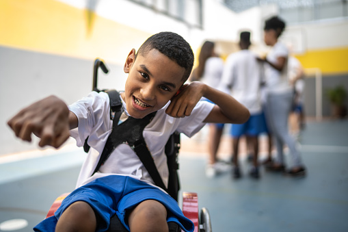 Retrato del estudiante con discapacidad en la corte deportiva de la escuela photo