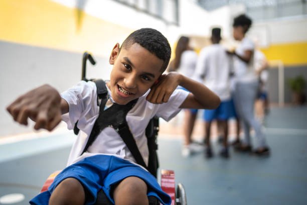 ritratto di studente con disabilità nel campo sportivo a scuola - school sports foto e immagini stock