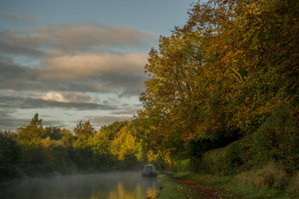 el canal bridgewater al amanecer en otoño - cheshire non urban scene scenics rural scene fotografías e imágenes de stock
