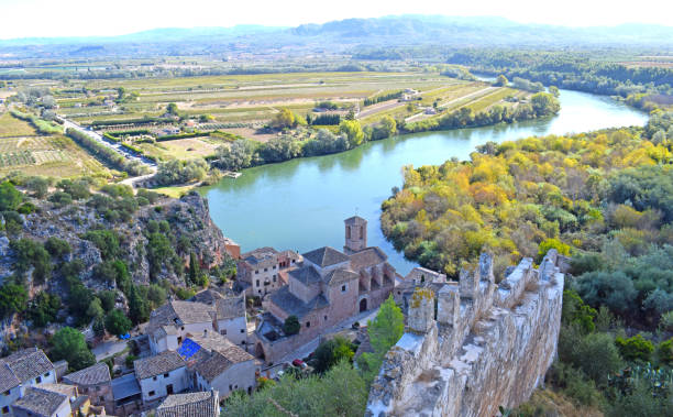 istock River Ebro as it passes through Miravet, Tarragona 1281057598