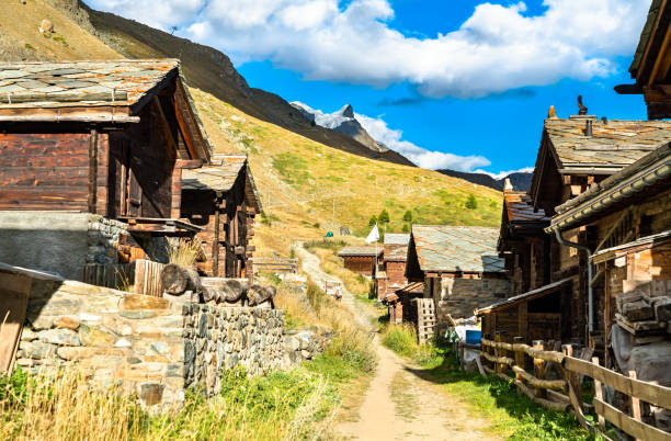 casas de madeira tradicionais em findeln perto de zermatt - mattehorn, suíça - findeln - fotografias e filmes do acervo