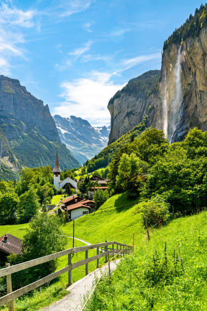 die kirche und die staubbachfälle in lauterbrunnen, schweiz - interlaken stock-fotos und bilder