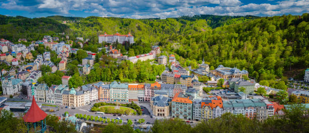 Karlovy Vary city aerial panoramic view with row of colorful multicolored buildings and spa hotels in historical city centre. Panorama of Karlsbad town and Slavkov Forest mountains, Czech Republic vista panorámica aérea de la ciudad de karlovy vary con una fila de coloridos edificios multicolores y hoteles de spa en el centro histórico de la ciudad. panorama de la ciudad de karlsbad y las montañas del bosque de slavkov, república checa