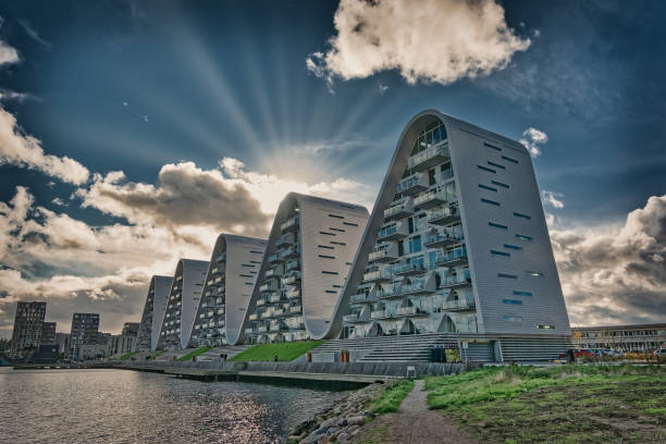 A onda boelgen apartamentos modernos icônicos em Vejle, Dinamarca - foto de acervo