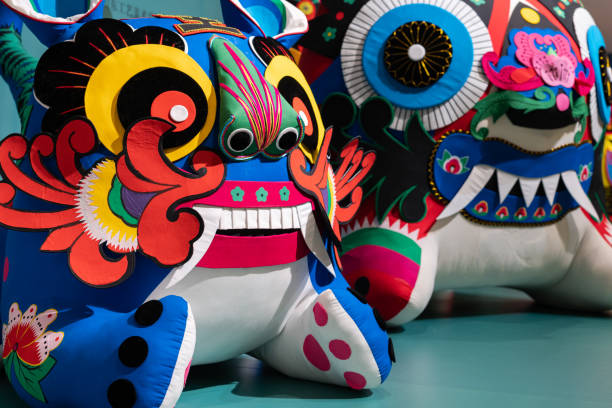 marionnette chinoise de tigre de modèle folklorique - couleur saturée photos et images de collection
