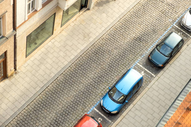 街の通りに駐車多くの車のトップビュー。 - cityscape urban scene high angle view road ストックフォトと画像