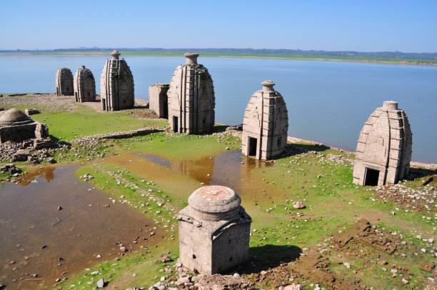 バトゥ・キ・ラディ、古代の水没したヒンズー教の寺院、ヒマーチャル・プラデーシュ州、インド。 - god column dome mountain ストックフォトと画像